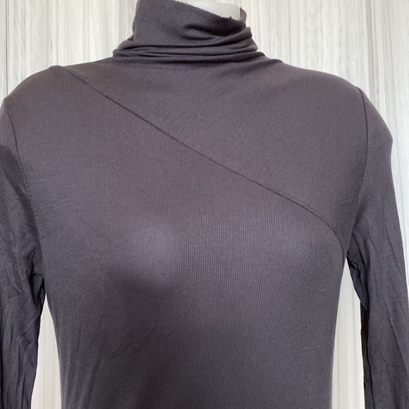 AG Adriano Goldschmied base layer turtleneck, diagonal seem across front Small - Picture 4 of 9